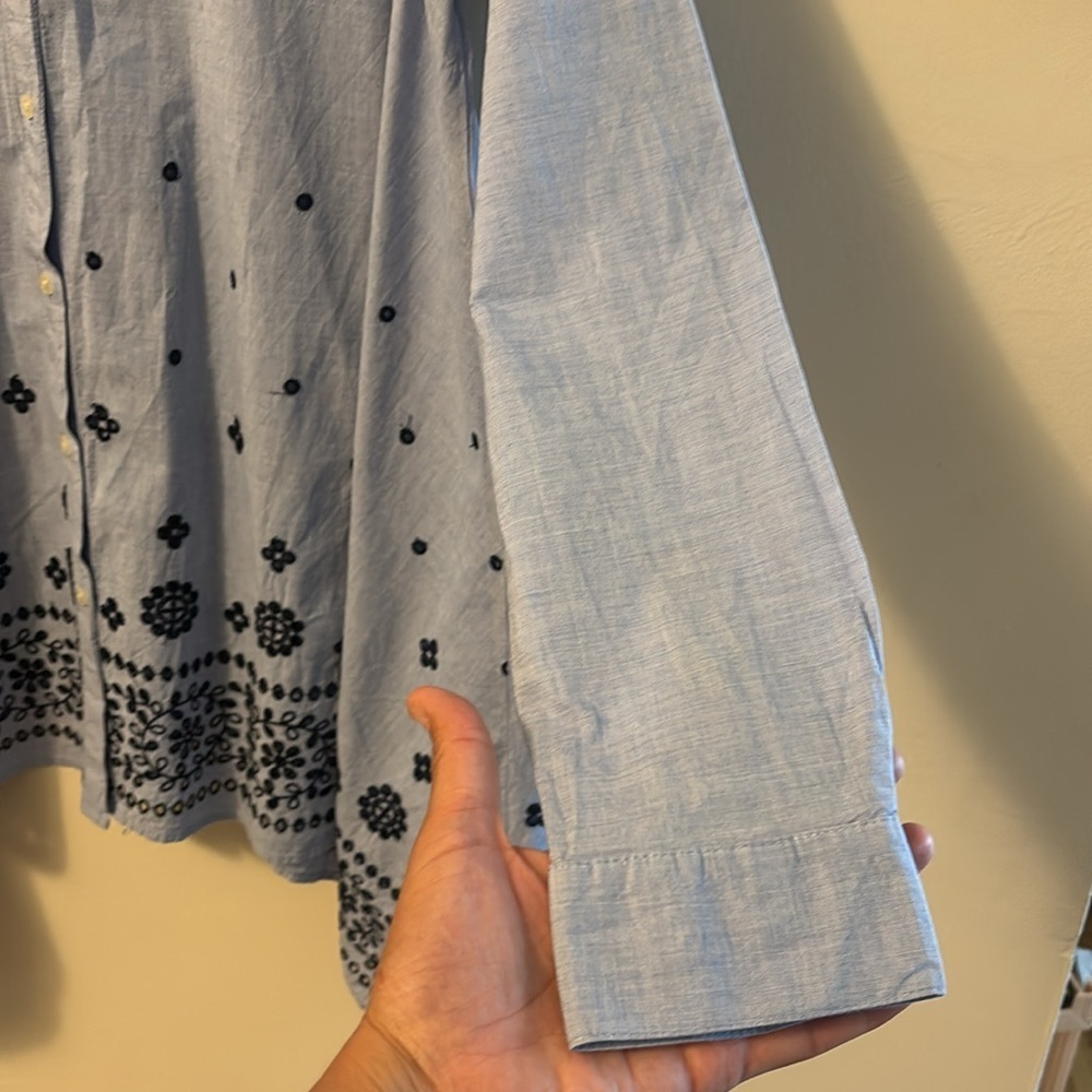 Blue shirt with dark blue floral embroidery from GAP - Picture 5 of 10